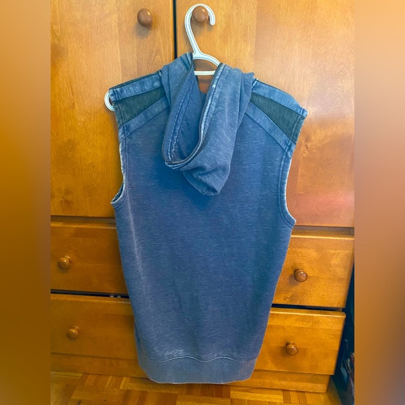 Blue sleeveless zip up hoodie - Picture 3 of 3